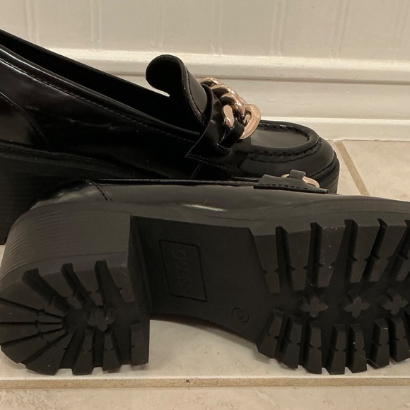 GUESS Black Patent Chunky Chain Loafers - Size 8.5 - Picture 2 of 4